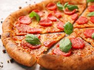 Домашна пица с доматен сос, кашкавал и салам
